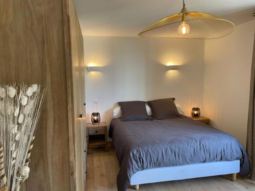 1 dormitorio con 1 cama con edredón azul en Magnifique appartement climatisé de 87m², à 100m de la plage, en Antibes