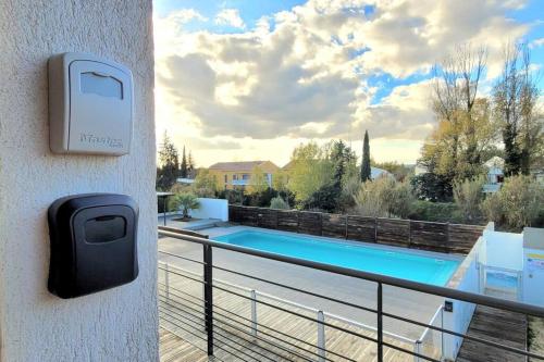 uma varanda com piscina numa casa em Paisible Provence avec terrasse sur vue piscine em Éguilles