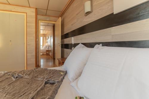 Postel nebo postele na pokoji v ubytování Hotel des Pyrénées