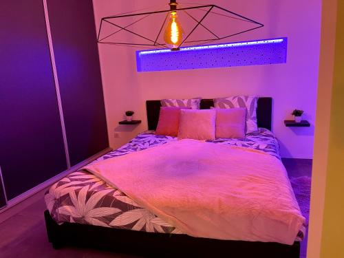 מיטה או מיטות בחדר ב-Appartement atypique : Le Puits