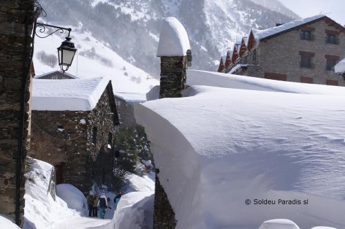 ein schneebedecktes Gebäude mit Straßenbeleuchtung in der Unterkunft Soldeu Paradis Incles in Incles