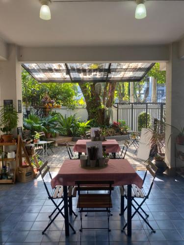 een tafel en stoelen in een kamer met een patio bij Baan Suandao Wat Arun in Bangkok