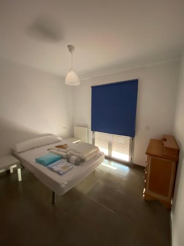 Habitación blanca con cama y ventana en FORTUNATO ARIAS 17, en Hellín