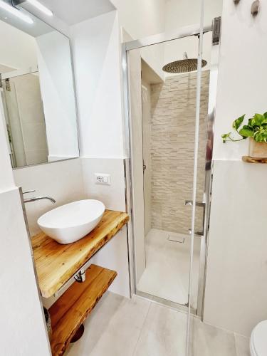 uma casa de banho com um lavatório e um chuveiro em Casa Maddy Anacapri em Anacapri