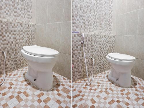 2 foto di un WC in bagno di SPOT ON 92221 Pondok Cahaya a Makassar