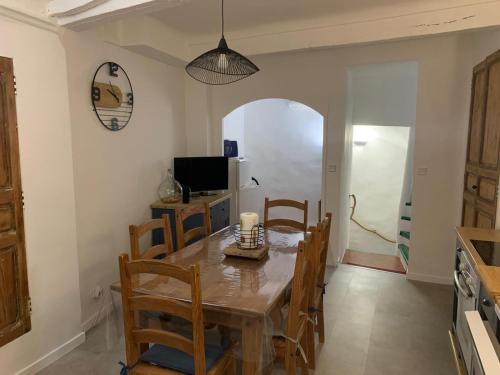 une cuisine et une salle à manger avec une table et des chaises dans l'établissement Grande Maison Village proche Verdon avec garage pour moto vélo, à Salernes