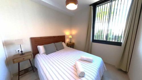 Antilia Terrace Mar de Cristal في مار ذي كريستال: غرفة نوم عليها سرير وفوط