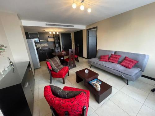 sala de estar con sofá, sillas y mesa en Departamento Real Suite, en Guayaquil