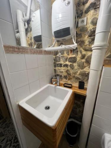 La salle de bains est pourvue d'un lavabo, d'un miroir et de tuyaux. dans l'établissement « La Coquille Ancrée », à Dieppe