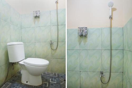 twee foto's van een badkamer met een toilet en een douche bij SUPER OYO 92076 Sky Residence Cengkeh in Medan