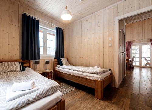 Jaworek的住宿－Frydrysówka，一间设有两张床和一张桌子及椅子的房间