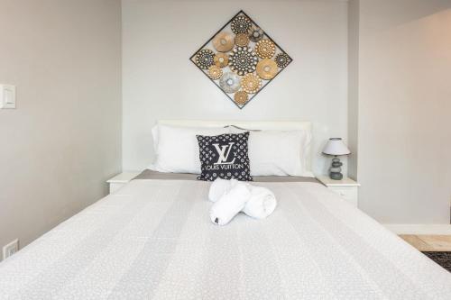 Voodi või voodid majutusasutuse Spacious Guest Suite Amazing Location toas