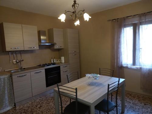 kuchnia ze stołem i krzesłami w kuchni w obiekcie Alloggio Turistico Residenza Padovano w mieście Sperlonga