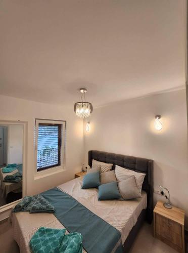 1 dormitorio con 1 cama grande con almohadas azules en Apartment Bety, Stomorska, Solta, en Stomorska