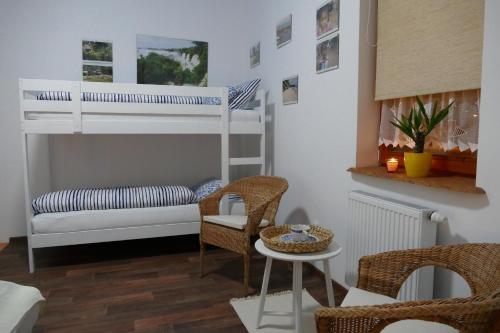 Pokój z 2 łóżkami piętrowymi, stołem i krzesłami w obiekcie Chalupa Pohoda w mieście Velké Karlovice