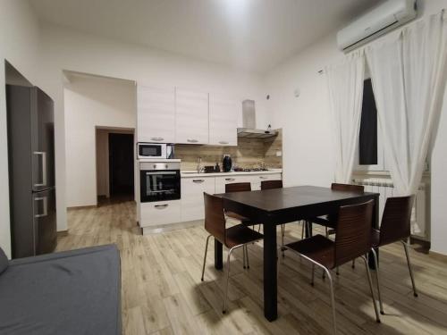 a kitchen with a table and chairs in a room at Casa No-Vi in Rome