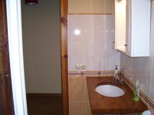 baño con lavabo y armario en EL COLLAU en Llanes