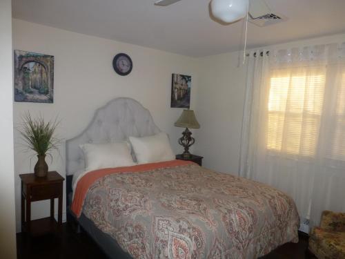 1 dormitorio con cama y ventana en Red brick house, en Chalfont