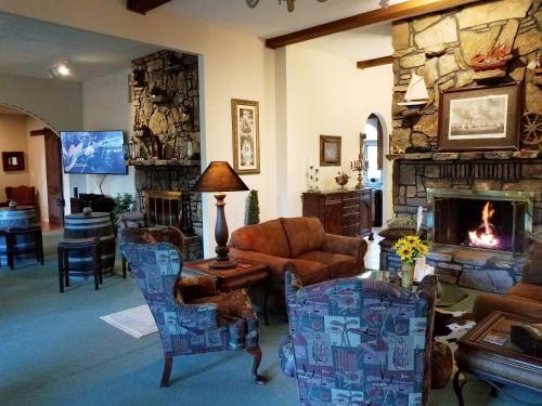 a living room filled with furniture and a fireplace at Tuscan Manor in Eureka Springs