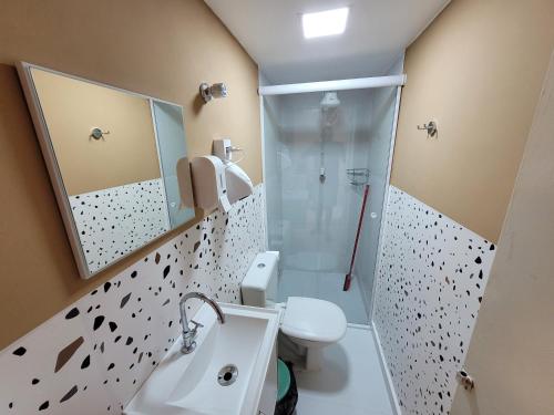 La salle de bains est pourvue d'une douche, de toilettes et d'un lavabo. dans l'établissement Self Hostel, à São Paulo