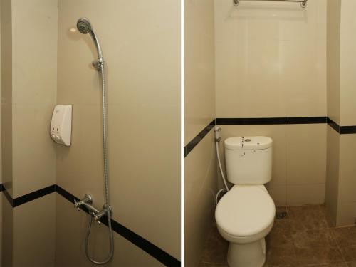 e bagno con servizi igienici e doccia. di SUPER OYO Collection O 92130 Hotel Fiducia Kaji a Giacarta