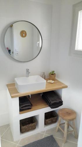 uma casa de banho com um lavatório e um espelho em Les Bois Flottés . Plage de la Verne em La Seyne-sur-Mer