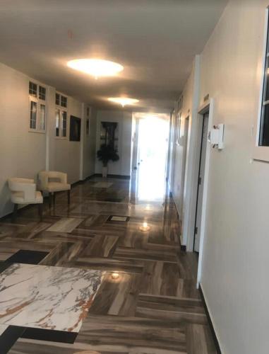 um quarto vazio com um corredor com uma sala de estar em Adonai Luxury Apartments Accra em Spintex