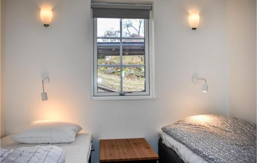 1 dormitorio con 2 camas y ventana en Stunning Home In Ronneby With House Sea View, en Ronneby