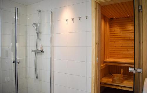 bagno con doccia e box doccia in vetro di Stunning Home In Ronneby With House Sea View a Ronneby