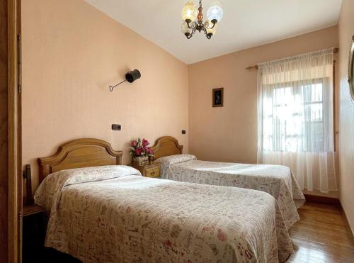 a bedroom with two beds and a window at Casa Rural Iratxeko-Berea in Bera