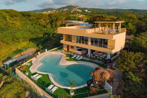 una vista aérea de una casa con piscina en Hotel Explore Caño Dulce, en Tubará