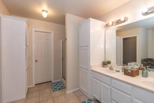 uma casa de banho com um lavatório e um espelho em Work Remote - minutes to I-27/I-40/Downtown em Amarillo
