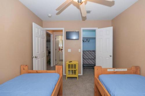 1 dormitorio con 2 camas y ventilador de techo en Work Remote - minutes to I-27/I-40/Downtown, en Amarillo