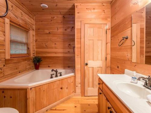 La salle de bains est pourvue d'une baignoire et d'un lavabo. dans l'établissement Wolf Laurel - Dine/Golf/Swim/Tennis/Hike/Hot-tub, à Swiss