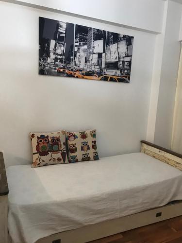 1 cama en una habitación con una foto en la pared en Buenos Aires Apart en Buenos Aires