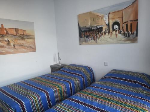 コスタ・テギセにあるVilla Acoranのベッドルーム1室(ベッド1台付)が備わります。壁には絵画が飾られています。