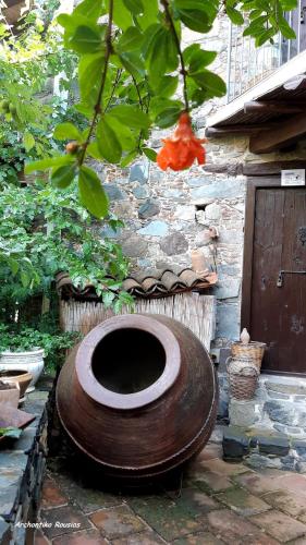 Κήπος έξω από το Archontiko Rousias