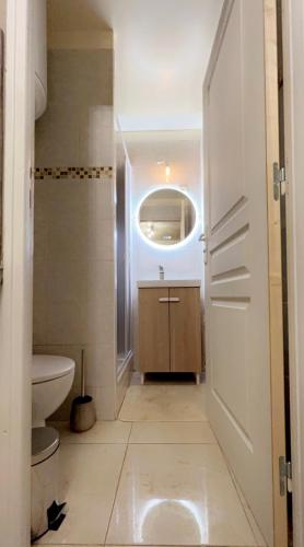 une salle de bain avec toilettes, lavabo et miroir dans l'établissement Love room #BBSH, à Goussainville