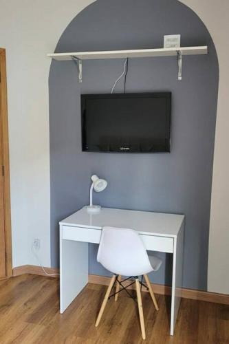 Televisyen dan/atau pusat hiburan di Apto 1o andar novo 2 Dorm - próximo ao centro