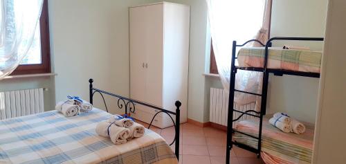 a bedroom with two bunk beds with towels on them at Agriturismo L'Uliveto in Gargnano
