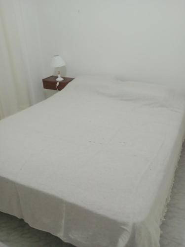un primer plano de un colchón blanco con un cajón en Depto 21 en Miramar
