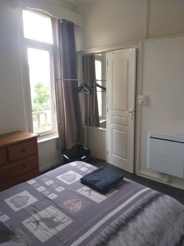 um quarto com uma cama e uma janela em Appartement Rosendael proximité plage Malo les bains em Dunkerque