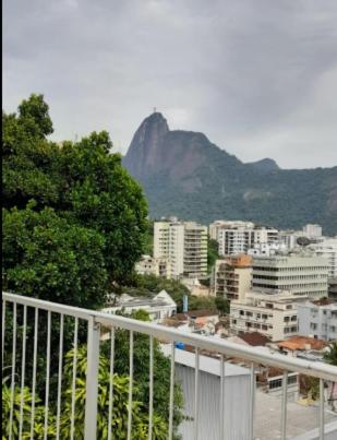vistas a una ciudad con una montaña en el fondo en Casa compartilhada acesso por escada equivalente a 5 andares, en Río de Janeiro