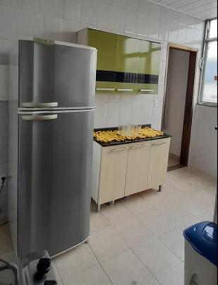 cocina con nevera de acero inoxidable y encimera en Casa compartilhada acesso por escada equivalente a 5 andares, en Río de Janeiro