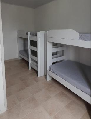 1 dormitorio con 2 literas y suelo de baldosa en Casa compartilhada acesso por escada equivalente a 5 andares, en Río de Janeiro