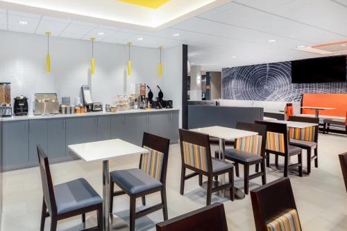Restaurace v ubytování La Quinta Inn by Wyndham Lynnwood