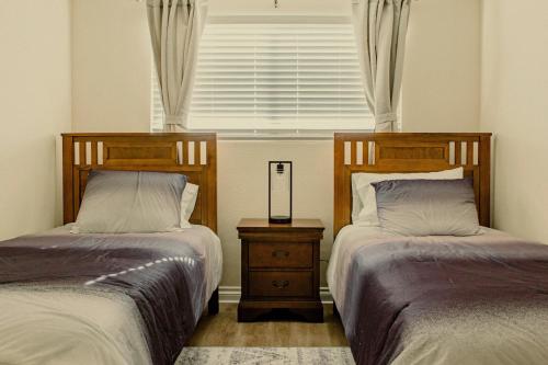 Postel nebo postele na pokoji v ubytování Cozy Family Home - 20 Mins from Disneyland