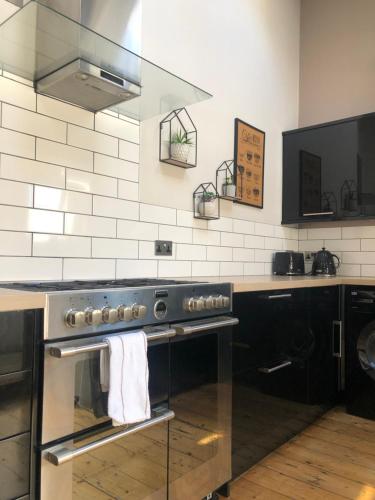 a kitchen with a stove with a towel on the oven at Stylish property, off street parking,pet friendly in Bath