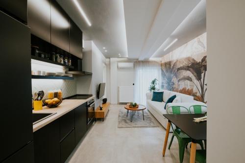uma cozinha e sala de estar com um sofá e uma mesa em Adastro Apartment 17 em Tessalônica