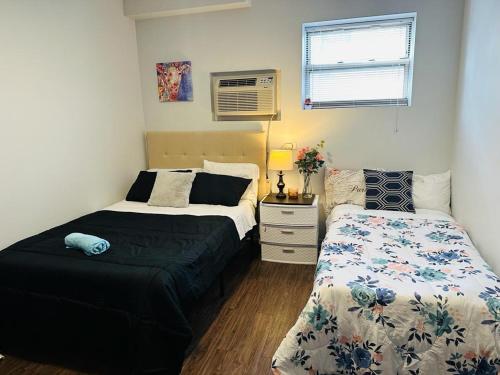 Una cama o camas en una habitación de Cossy room close to lake in chicago